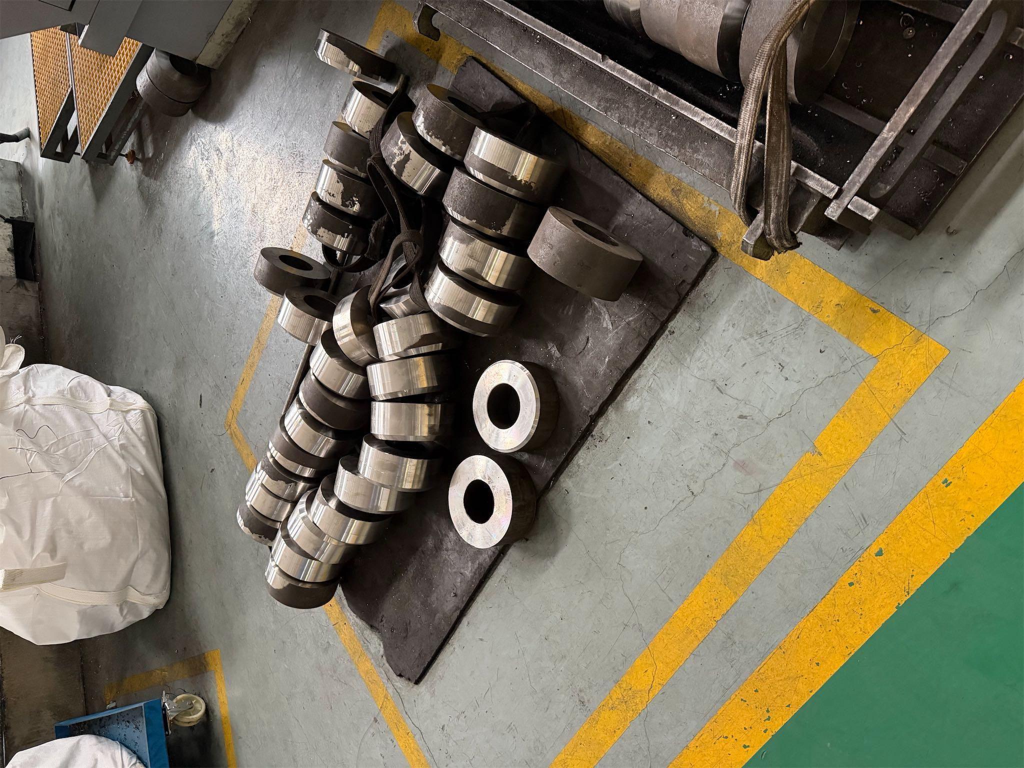 Machined carbon-steel rings staged in the Zhenling workshop